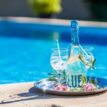 Holiday Sleeps 8 With Pool بيت للعطل *