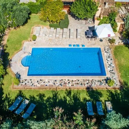 Holiday Sleeps 8 With Pool بيت للعطل