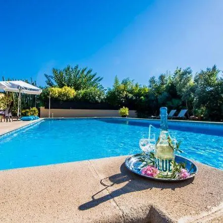 Holiday Sleeps 8 With Pool بيت للعطل